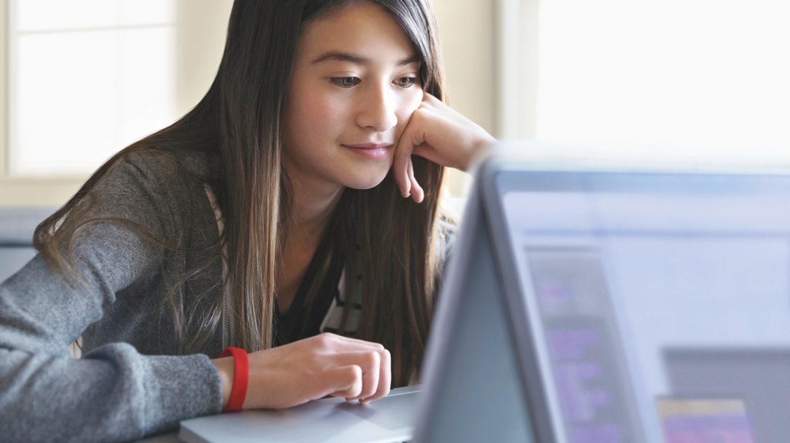 jongedame zit achter een laptop