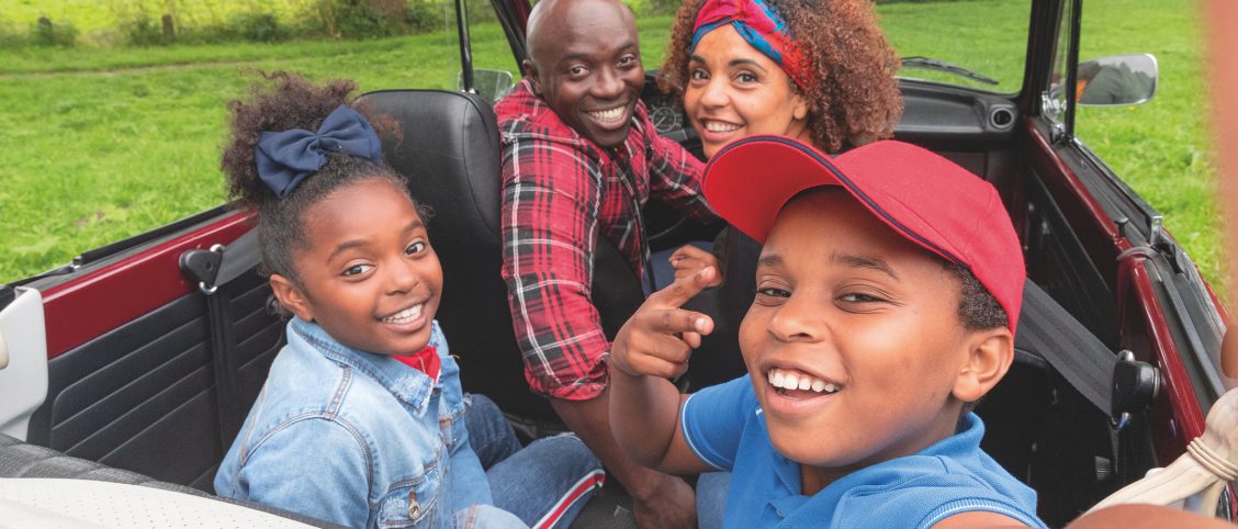 een gezin maakt een selfie in een auto