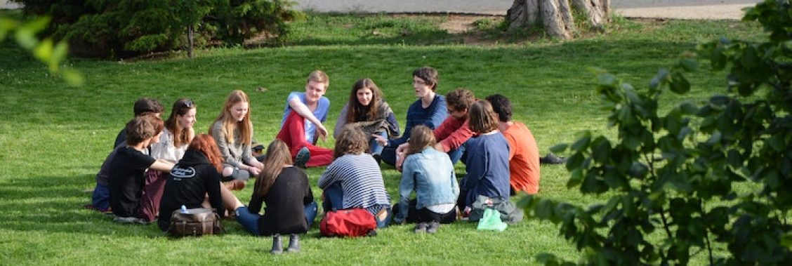 Gesprek in groep. Op Clubhouse is iedereen echt
