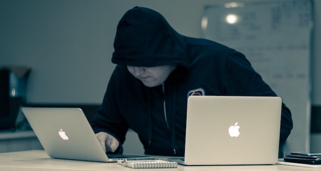 Hacker bereidt cyberaanval voor