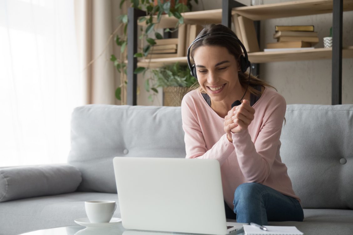 Vrouw met headset volgt online evenement