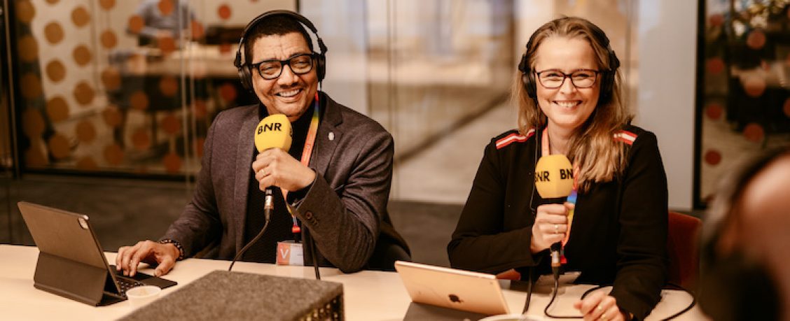 De hosts van de Out of Office Podcast