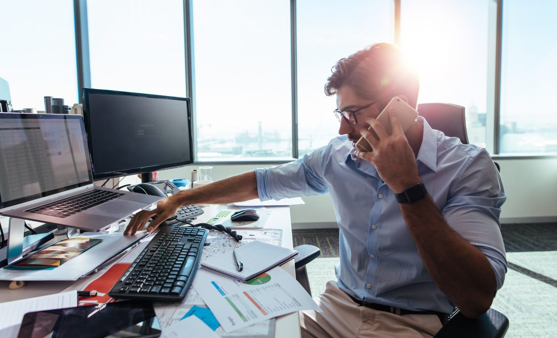 Security met Trend Micro - man druk aan het werk achter bureau