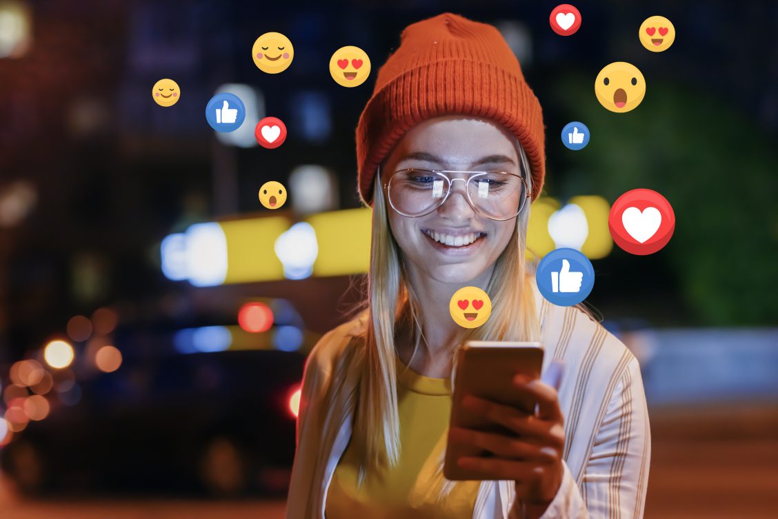 Vrouw met smartphone - werken aan digitale aanwezigheid