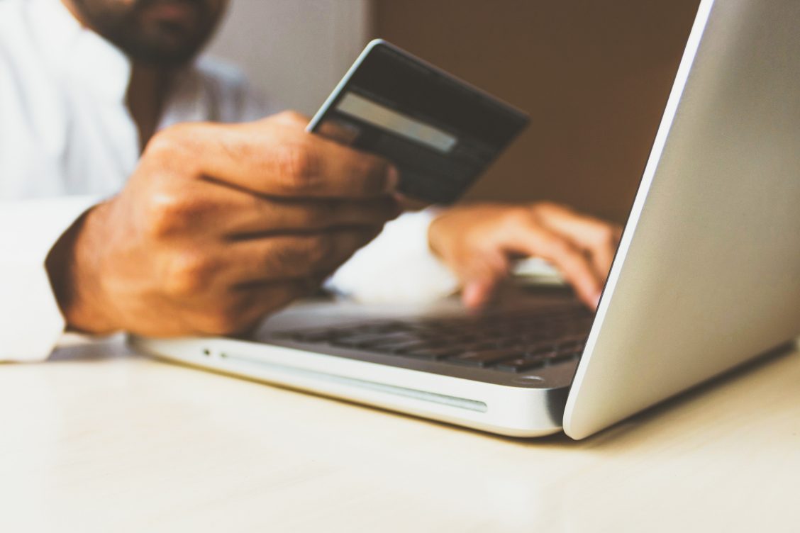 Consument betaalt online aankoop. U kunt meer doen om uw online verkopen naar 'next level' te tillen