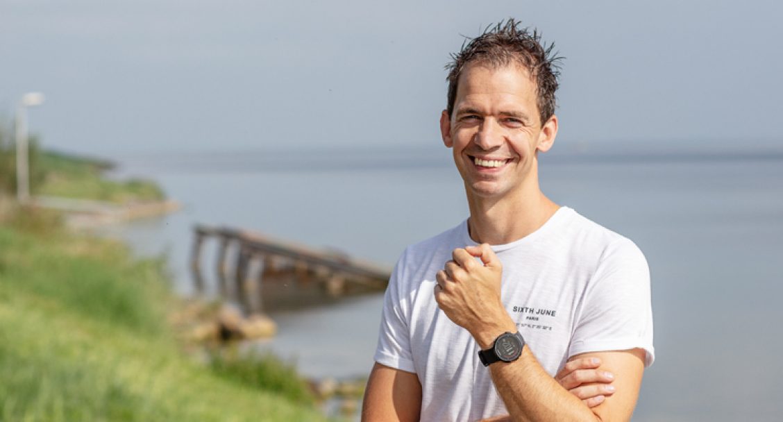 Jos Karstens en Dirk Tuip van JLD/FacilityApps op een dijk met water en zee op de achtergrond